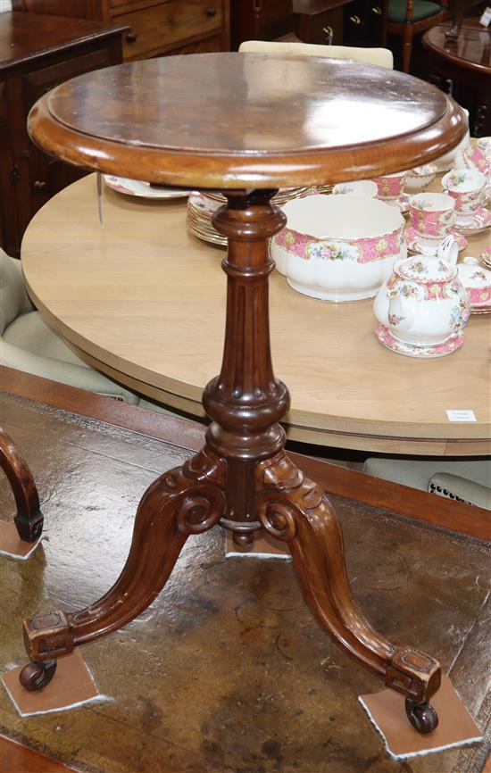 A Victorian figured walnut circular wine table H.58cm